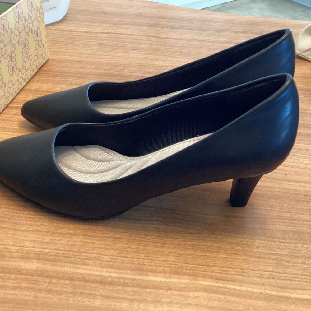 Easy Street Womens Black Pumps New 10 WIde Career Kitten Heel